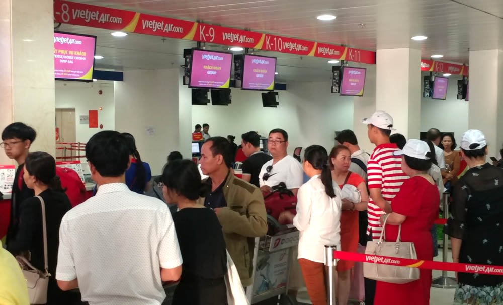 Sân bay Tân Sơn Nhất đông nghịt vì hàng nghìn người đi chơi lễ 30/4 Sân bay Tân Sơn Nhất đông nghịt vì hàng nghìn người đi chơi lễ 30/4